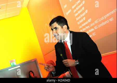 Liverpool, England. 25. September 2016. Richard Burgon, Schatten Justizminister, hält eine Rede während der "Investition nicht schneidet" Fringe Besprechung von Labour Versammlung gegen the Cuts und UNITE der Union organisiert. Das Treffen fand im Rahmen des ersten Tages der Labour Party Jahreskonferenz im ACC Conference Centre. Diese Konferenz folgt Jeremy CorbynÕs Wiederwahl als labour-Parteiführer nach neun Wochen der Kampagne gegen die anderen Kandidaten, Owen Smith. Bildnachweis: Kevin Hayes/Alamy Live-Nachrichten Stockfoto