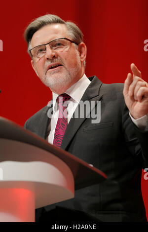 Liverpool, Vereinigtes Königreich. 26. September 2016. Barry Gardiner Mp Schatten Staatssekretär für internationalen Handel Labour Party Conference 2016 der Acc Liverpool, Liverpool, England 26. September 2016 befasst sich mit der Labour Party Konferenz 2016 an der Acc Liverpool, Liverpool, England-Credit: Allstar Bild Bibliothek/Alamy Live-Nachrichten Stockfoto