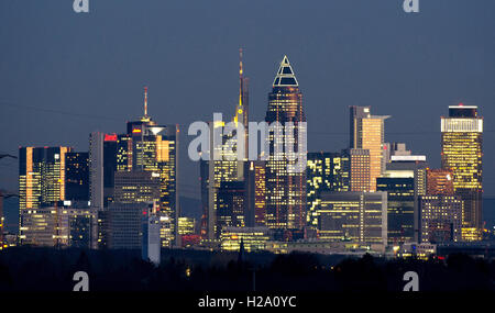 Frankfurt Main, Deutschland. 17. Januar 2014. Zahlreiche Fenster im Bankensektor Türme leuchten kurz nach Sonnenuntergang in Frankfurt Main, Deutschland, 17. Januar 2014. (L-R) Zwillingstürme der Deutschen Bank, Westend Gate (Marriott Hotel), Main Tower, Trianon (Deka Bank), Commerzbank-Tower, Messeturm, Westendstraße 1 (DZ Bank), Eurotower (EZB-zentrale). Foto: DANIEL REINHARDT/Dpa | weltweite Nutzung/Dpa/Alamy Live-Nachrichten Stockfoto