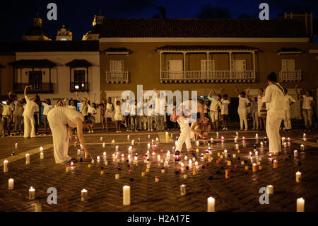 Cartagena De Indias, Kolumbien. 25. September 2016. Bewohner Kerzen, für Frieden und Versöhnung in Cartagena de Indias, Kolumbien, am 25. September 2016 zu segnen. Kolumbianische Präsident Juan Manuel Santos und der oberste Führer der revolutionären Streitkräfte Kolumbiens (FARC) Timoleon Jimenez werden die vollen Frieden Einigung beider Seiten im August in Havanna am 26. September offiziell unterzeichnen. © Jhon Paz/Xinhua/Alamy Live-Nachrichten Stockfoto