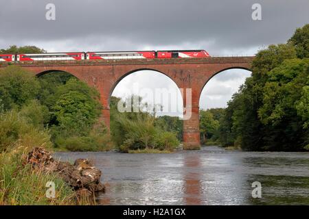 Wetheral-Viadukt, Cumbria, UK. 25. September 2016. Jungfrau InterCity 125 überqueren Wetheral Viadukt über den Fluss Eden umgeleitet auf die Newcastle & Carlisle Railway wegen Wochenende Maschinenfabrik auf der East Coast Main Line in Schottland. Bildnachweis: Andrew Findlay/Alamy Live-Nachrichten Stockfoto