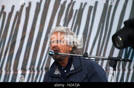 Palermo, Italien. 25. September 2016. Beppe Grillo, Gründer des Movimento 5 Stelle (fünf-Sterne-Bewegung), spricht bei einer öffentlichen Kundgebung für das M5S nationale Treffen am 25. September 2016 in Palermo, Italien. Bildnachweis: Antonio Melita/Alamy Live-Nachrichten Stockfoto