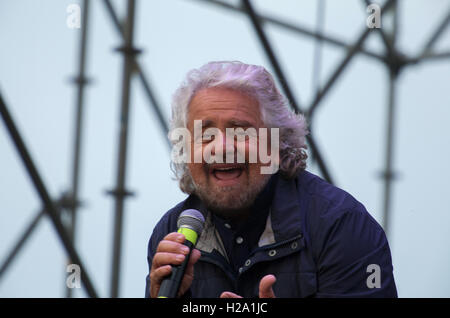 Palermo, Italien. 25. September 2016. Beppe Grillo, Gründer des Movimento 5 Stelle (fünf-Sterne-Bewegung), spricht bei einer öffentlichen Kundgebung für das M5S nationale Treffen am 25. September 2016 in Palermo, Italien. Bildnachweis: Antonio Melita/Alamy Live-Nachrichten Stockfoto