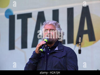 Palermo, Italien. 25. September 2016. Beppe Grillo, Gründer des Movimento 5 Stelle (fünf-Sterne-Bewegung), spricht bei einer öffentlichen Kundgebung für das M5S nationale Treffen am 25. September 2016 in Palermo, Italien. Bildnachweis: Antonio Melita/Alamy Live-Nachrichten Stockfoto