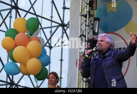 Palermo, Italien. 25. September 2016. Beppe Grillo, Gründer des Movimento 5 Stelle (fünf-Sterne-Bewegung), spricht bei einer öffentlichen Kundgebung für das M5S nationale Treffen am 25. September 2016 in Palermo, Italien. Bildnachweis: Antonio Melita/Alamy Live-Nachrichten Stockfoto