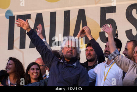 Palermo, Italien. 25. September 2016. Beppe Grillo, Gründer des Movimento 5 Stelle (fünf-Sterne-Bewegung), spricht bei einer öffentlichen Kundgebung für das M5S nationale Treffen am 25. September 2016 in Palermo, Italien. Bildnachweis: Antonio Melita/Alamy Live-Nachrichten Stockfoto