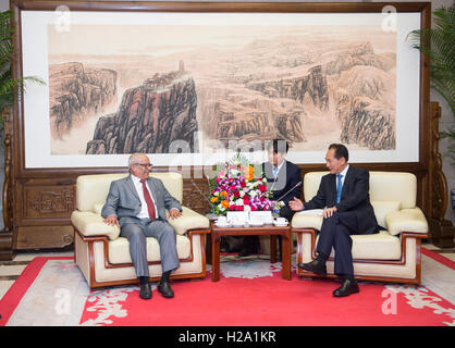 Peking, China. 26. September 2016. Präsident der Xinhua Nachrichtenagentur Cai Mingzhao (1. R) trifft mit dem Generaldirektor der Qatar Nachrichtenagentur Ahmed Saad Al Buainain, in Peking, Hauptstadt von China, 26. September 2016. Bildnachweis: Xie Huanchi/Xinhua/Alamy Live-Nachrichten Stockfoto