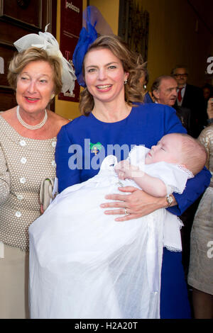 Parma, Italien. 25. September 2016. Prinzessin Annemarie de Bourbon de Parme besucht Taufe des Prinzen Carlos de Bourbon de Parme Sohn des Prinzen Carlos und Prinzessin Annemarie de Bourbon de Parme zusammen mit seinen Schwestern Luisa und Cecilia bei der Kathedrale von Parma, Italien, 25. September 2016. Foto: Patrick van Katwijk / POINT DE VUE, - kein Draht-SERVICE-/ Dpa/Alamy Live News Stockfoto