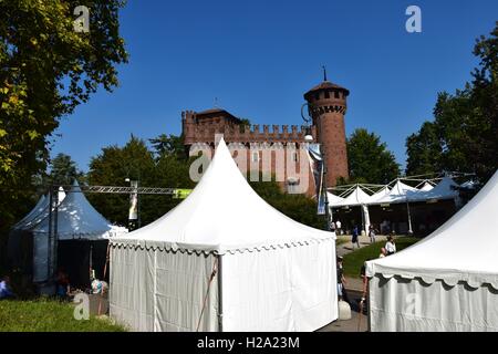 Turin, Piemont, Italien. 25. September 2016. Terra Madre Salone del Gusto 2016. Dank Slow Food Köche, Wissenschaftler, Lebensmittelproduzenten, Studenten, Designer, Landwirte und Politiker zusammenarbeiten können gegenüber einem Ernährungssystem wo gibt es gute, saubere und faire Lebensmittel für alle. / Alamy Live News Bildnachweis: Marco Imazio/Alamy Live-Nachrichten Stockfoto