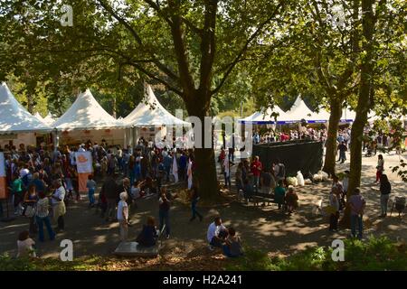 Turin, Piemont, Italien. 25. September 2016. Terra Madre Salone del Gusto 2016. Dank Slow Food Köche, Wissenschaftler, Lebensmittelproduzenten, Studenten, Designer, Landwirte und Politiker zusammenarbeiten können gegenüber einem Ernährungssystem wo gibt es gute, saubere und faire Lebensmittel für alle. / Alamy Live News Bildnachweis: Marco Imazio/Alamy Live-Nachrichten Stockfoto