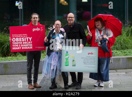 Liverpool, Merseyside, England.  26. September 2016. Anti-Adipositas-Aktivisten außerhalb der Labour Conference Arena. Aktivisten verglich die Strategie mit der Verantwortung-Deal in Arbeit gebracht und in David Camerons Premier League, die von einigen als ein Scheitern verurteilt wurde fortgesetzt. Lebensmittel- und Getränkeunternehmen werden ermutigt zu verpflichten, ihre Nahrung gesünder durch Schneiden Salz, Fett und Zucker, aber Anti-Adipositas-Warnungen in Schulen könnten helfen, Trigger Magersucht und Essstörungen bei Mädchen im Teenageralter. Bildnachweis: Cernan Elias/Alamy Live-Nachrichten Stockfoto