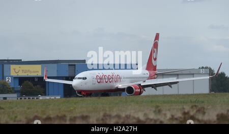 Eine airberlin Boeing 737-86J landet auf der Hannover Airport, Deutschland, 26. September 2016. Im Hintergrund können die Wartungshallen der Tui Airline Tuifly, gesehen werden. Foto: Holger Holleman/dpa Stockfoto