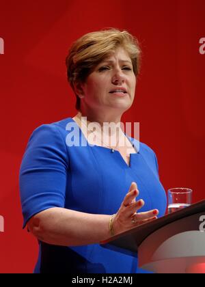 Liverpool, Vereinigtes Königreich. 26. September 2016. Labour-Parteitag Tag 2 auf 26.09.2016 bei ACC Liverpool abgebildet: Emily Thornberry, Schatten Außenminister und Staatssekretär für den Ausstieg der Europäischen Union befasst sich die Konferenz während der internationalen Tagung am Montagmorgen. Bildnachweis: Julie Edwards/Alamy Live-Nachrichten Stockfoto