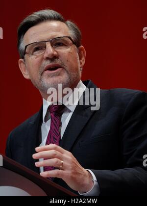 Liverpool, Vereinigtes Königreich. 26. September 2016. Labour-Parteitag Tag 2 auf 26.09.2016 bei ACC Liverpool abgebildet: Barry Gardiner, Schatten Staatssekretär für internationalen Handel befasst sich die Konferenz während der internationalen Tagung am Montagmorgen. Bildnachweis: Julie Edwards/Alamy Live-Nachrichten Stockfoto