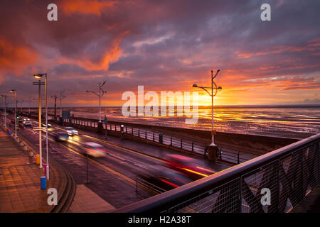 Southport, Merseyside, England. 26. September 2016. Großbritannien Wetter.  Ein Bruch in den Wolken bei Sonnenuntergang. Southport Pier ist ein beliebter Aussichtspunkt für Beobachter, den Sonnenuntergang über den Strand und die irische See zu genießen. Das Resort hat ständige schwere Ausbrüche von regnerisch Regen ausgehalten und die Nacht ist es wahrscheinlich mit Nebel bilden, auf einer Anhöhe zu neblig. Bildnachweis: MediaWorld Bilder/Alamy Live-Nachrichten Stockfoto