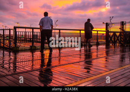 Southport, Merseyside, England. 26. September 2016. Großbritannien Wetter.  Ein Bruch in den Wolken bei Sonnenuntergang. Southport Pier ist ein beliebter Aussichtspunkt für Beobachter, den Sonnenuntergang über den Strand und die irische See zu genießen. Das Resort hat ständige schwere Ausbrüche von regnerisch Regen ausgehalten und die Nacht ist es wahrscheinlich mit Nebel bilden, auf einer Anhöhe zu neblig. Bildnachweis: MediaWorld Bilder/Alamy Live-Nachrichten Stockfoto