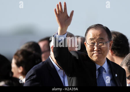 Cartagena, Kolumbien. 26. September 2016. Der Generalsekretär der Vereinten Nationen Ban Ki-Moon reagiert bei seiner Ankunft in Cartagena de Indias, Kolumbien, am 26. September 2016. Kolumbianische Präsident Juan Manuel Santos und der oberste Führer der revolutionären Streitkräfte Kolumbiens (FARC) Timoleon Jimenez werden am Montag offiziell unterzeichnen den Frieden Vereinbarung vereinbart im August in Havanna. Bildnachweis: Diego Pineda/COLPRENSA/Xinhua/Alamy Live-Nachrichten Stockfoto