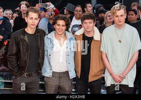 London, UK. 26. September 2016. Mitglieder des Pop rock Band The Vamps. Roten Teppich Ankünfte für die Europäische Premiere des Hollywood-Films Deepwater Horizon am Leicester Square. Der Film basiert auf der 2010 Deepwater Horizon Explosion und Öl Ölpest im Golf von Mexiko. Bildnachweis: Bettina Strenske/Alamy Live-Nachrichten Stockfoto