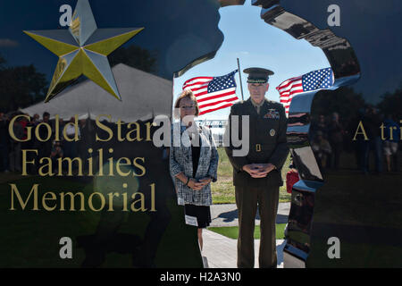 US Joint Chiefs Chairman General Joseph F. Dunford Jr. hilft die Massachusetts neue Gold Star Familien Denkmal enthüllen 25. September 2016 in Fall River, Massachusetts. Das Denkmal ist eine Hommage an die Massachusetts-Familien, die Angehörigen während des Militärdienstes verloren haben. Stockfoto