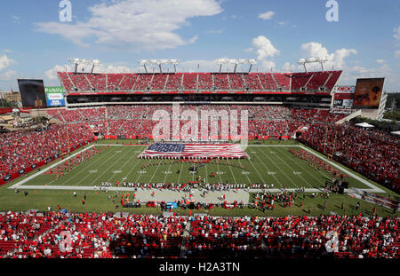 Tampa, Florida, USA. 25. September 2016. DIRK SHADD | Times.The Nationalhymne vor der Heimat Opener als die Tampa Bay Buccaneers nehmen auf die Los Angeles Rams im Raymond James Stadium in Tampa am Sonntag Nachmittag (25.09.16) © Dirk Shadd/Tampa Bay Times / ZUMA Draht/Alamy Live News Stockfoto