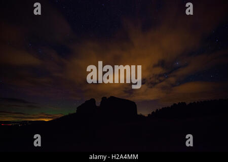 Eine leichte Nordlicht hinter Schloss Roy in der Nähe von Nethy Bridge in Schottland Stockfoto