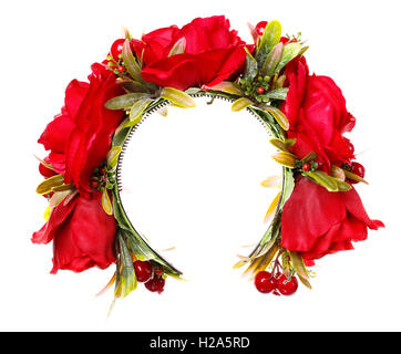 rote Reifen von Blumen, Haar-Accessoires. Dekoration für den Kopf auf weißem Holz Stockfoto