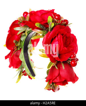rote Reifen von Blumen, Haar-Accessoires. Dekoration für den Kopf auf weißem Holz Stockfoto