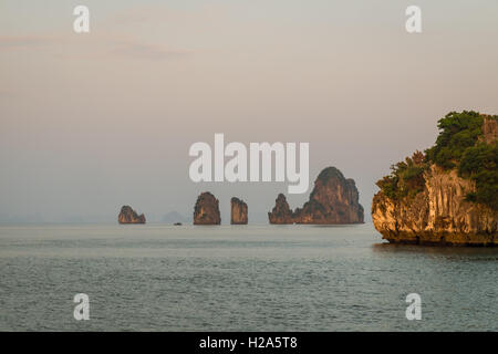 Karstberge in Halong-Bucht in Vietnam Stockfoto