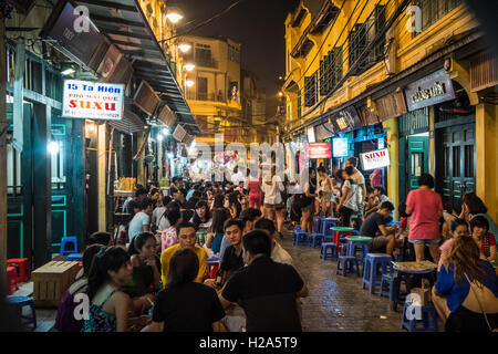 Touristen genießen Nachtleben bei Bia Hoi an Bier-Bars in der Altstadt von Hanoi, Vietnam Stockfoto