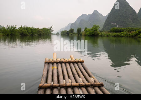 Segeln in Bambus-Floß auf Yulong Fluss umgeben von Karstberge in Guilin, China Stockfoto