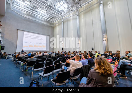 Menschen besuchen Digital-Marketingkonferenz im großen Saal Stockfoto