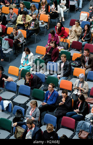 Menschen besuchen Digital-Marketingkonferenz im großen Saal Stockfoto