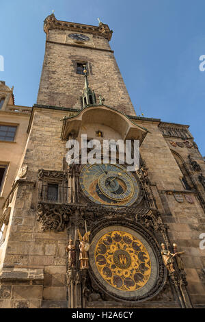 Die Orloj oder astronomische Uhr an der Südmauer des alten Rathauses in der Altstädter Ring, Prag, Tschechische Republik. Stockfoto
