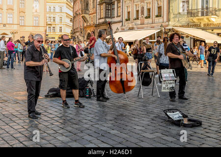 Eine Jazz-Band auf dem Altstädter Ring schafft eine lebendige Stimmung in Jizchak Náměstí, der Altstädter Ring, Prag, Tschechische Republik. Stockfoto