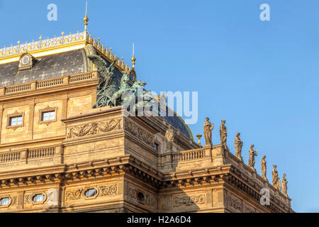 Reich verzierte Fassade des Nationaltheaters mit Dach Skulpturen in Nove Mesto Bezirk, Národní Divadlo, Prag 1, Tschechische Republik. Stockfoto