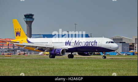 Monarch Airlines Airbus A321 G-ZBAK der Landung am Flughafen London Luton LTN Stockfoto