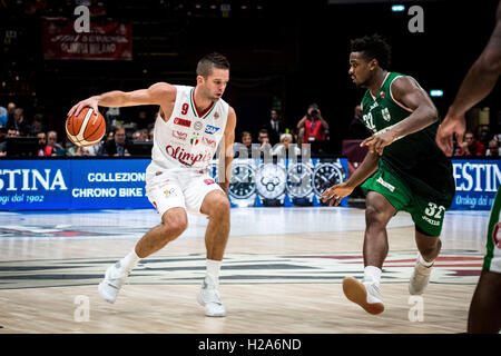 Mailand, Italien. 25. September 2016. Mailand, Italien - 25. September 2016 Mantas Kalnietis (EA7 Emporio Armani Milano) fährt in den Korb während des Finales der Supercoppa 2016 Macron Basketball-Match zwischen Sidigas Avellino Vs EA7 Emporio Armani Milano im Mediolanum Forum in Assago Mailand Final score Sidigas Avellino 90-72 für Mailand. Bildnachweis: Roberto Finizio/Pacific Press/Alamy Live-Nachrichten Stockfoto