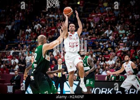 Mailand, Italien. 25. September 2016. Mailand, 25. September 2016 Mantas Kalnietis (EA7 Emporio Armani Milano) schießt ein Layup während des Finales der Supercoppa 2016 Macron Basketball-Match zwischen Sidigas Avellino Vs EA7 Emporio Armani Milano im Mediolanum Forum in Assago Mailand Final score Sidigas Avellino 90-72 für Mailand. Bildnachweis: Roberto Finizio/Pacific Press/Alamy Live-Nachrichten Stockfoto