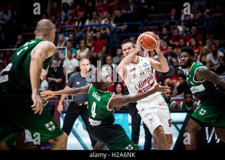 Mailand, Italien. 25. September 2016. Mailand, Italien - 25. September 2016 Mantas Kalnietis (EA7 Emporio Armani Milano) fährt in den Korb während des Finales der Supercoppa 2016 Macron Basketball-Match zwischen Sidigas Avellino Vs EA7 Emporio Armani Milano im Mediolanum Forum in Assago Mailand Final score Sidigas Avellino 90-72 für Mailand. Bildnachweis: Roberto Finizio/Pacific Press/Alamy Live-Nachrichten Stockfoto