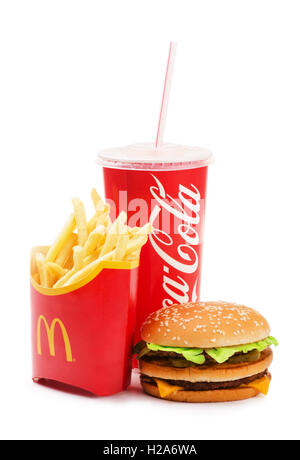 SAMARA, Russland - 6. Januar 2016: McDonalds Speisen isoliert umfasst Big Mac, Pommes Frites und Coca Cola trinken. McDonald's-Koop Stockfoto