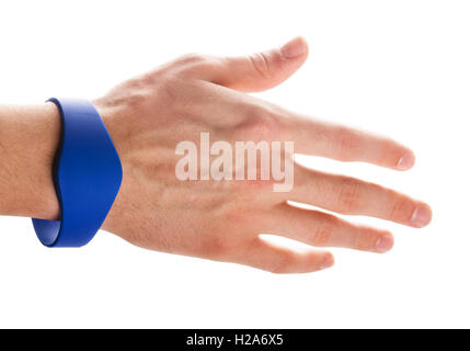 RFID-Armband auf eine Hand des Mannes auf einem weißen Hintergrund isoliert Stockfoto