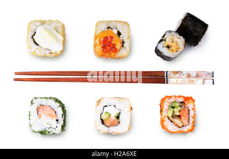 Sushi-Rolle mit Stäbchen isoliert auf weißem Hintergrund Stockfoto