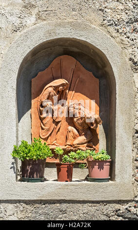 Eine christliche Kapelle auf einem italienischen Hause Darstellung einer Station des Kreuzweges, wo Veronika das Antlitz Jesu wischt Stockfoto