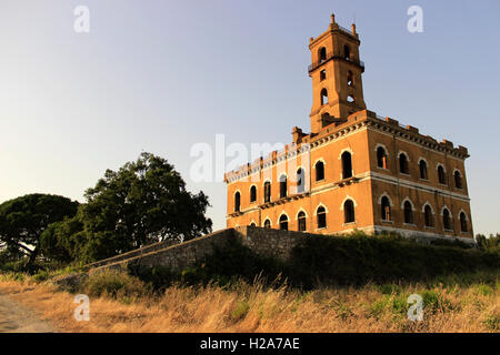 Inferno-Turm von der Seite in Coina - Portugal Stockfoto