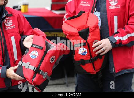 Rettungswesten für Prinz Georg und Prinzessin Charlotte sind von Mitgliedern der königlichen kanadischen Marine Suche und Rettung vor der Herzog und die Herzogin von Cambridge bei ihrem Besuch in Kitsilano Coast Guard Station in Vancouver am zweiten Tag ihrer Kanada-Tour präsentiert wird gehalten. Stockfoto