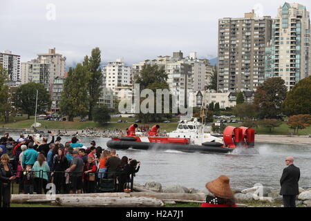 Der Herzog und die Herzogin von Cambridge an Bord ein Hovercraft bei ihrem Besuch in Kitsilano Coast Guard Station in Vancouver am zweiten Tag ihrer Kanada-Tournee. Stockfoto