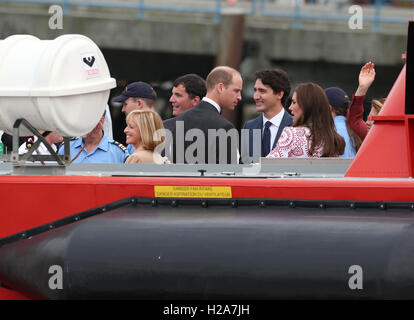 Der Herzog und die Herzogin von Cambridge mit kanadischen Premierminister Juston Trudeau an Bord ein Hovercraft bei ihrem Besuch in Kitsilano Coast Guard Station in Vancouver am zweiten Tag ihrer Kanada-Tournee. Stockfoto