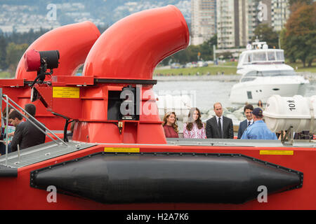 Der Herzog und die Herzogin von Cambridge mit Premierminister von Kanada Justin Trudeau und Sophie Gregoire-Trudeau an Bord ein Hovercraft während eines Besuchs in der Kitsilano Coast Guard Station in Vancouver, Kanada, am zweiten Tag der königlichen Tour nach Kanada. Stockfoto