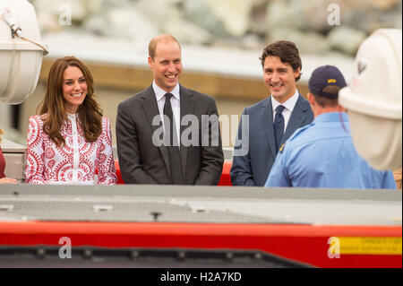 Der Herzog und die Herzogin von Cambridge mit Premierminister von Kanada Justin Trudeau an Bord ein Hovercraft während eines Besuchs in der Kitsilano Coast Guard Station in Vancouver, Kanada, am zweiten Tag der königlichen Tour nach Kanada. Stockfoto