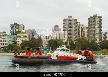 Der Herzog und die Herzogin von Cambridge fahren an Bord ein Hovercraft mit Premierminister von Kanada Justin Trudeau und Sophie Gregoire-Trudeau nach einem Besuch der Kitsilano Coast Guard Station in Vancouver, Kanada, am zweiten Tag der königlichen Tour nach Kanada. Stockfoto